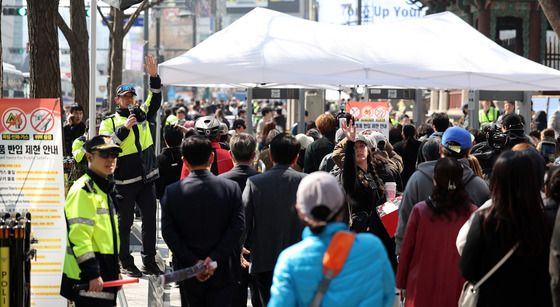 광화문광장, 금속탐지기·몸수색 거쳐야 출입