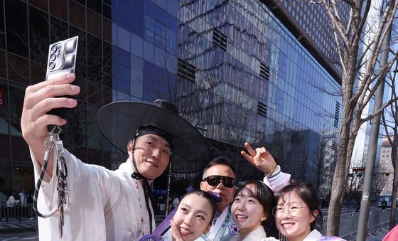 보라색 한복 입은 아미들