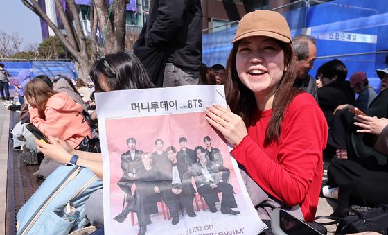 호외 보면서 BTS 기다리는 아미