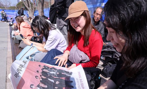 BTS 컴백 공연 기다리는 아미들