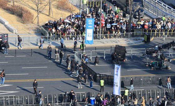 BTS 컴백 공연 입장 시작하는 아미들