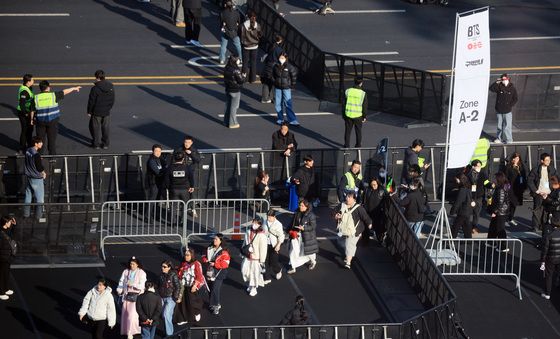 '차례차례 입장하는 아미들'