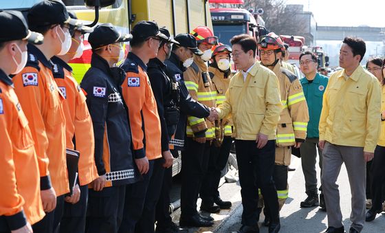이재명 대통령, 현장 소방대원 격려
