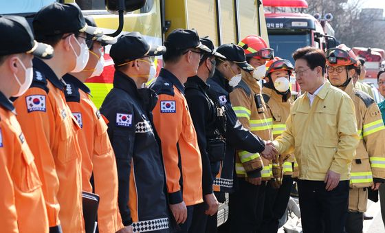 소방관 격려하는 이 대통령