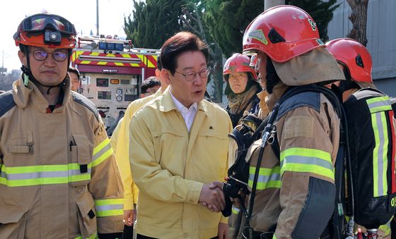 소방대원 격려하는 이재명 대통령
