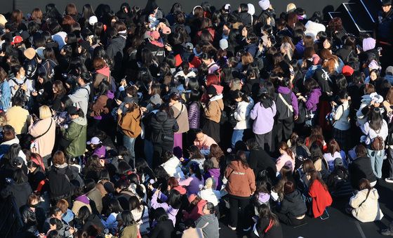 공연 시작 기다리는 아미들