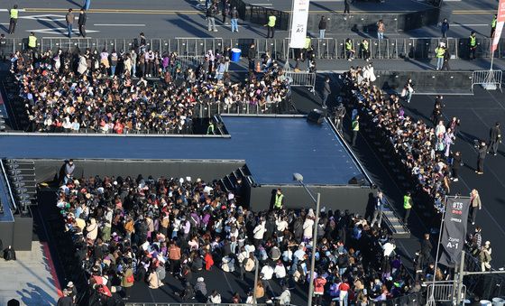 'BTS 컴백 공연 입장하는 팬들
