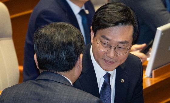 의원들과 인사하는 장경태 의원