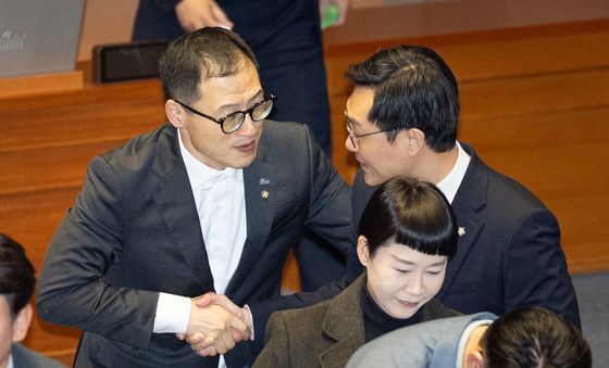 장경태 의원과 인사 나누는 김상욱 의원