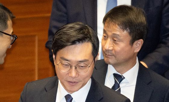 표결하는 장경태 의원