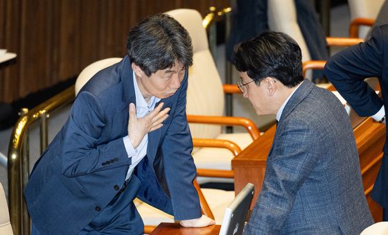 대화 나누는 윤건영·천준호