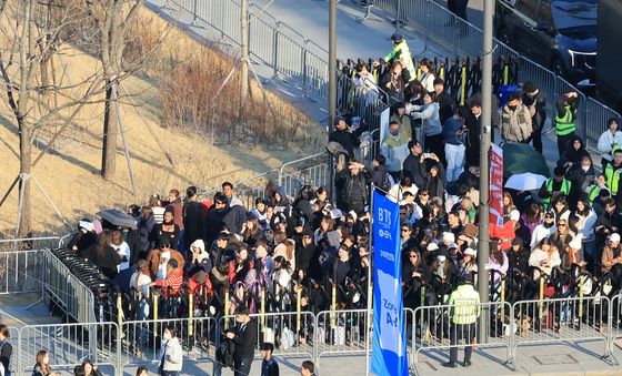 '줄 서서 입장하는 아미들'