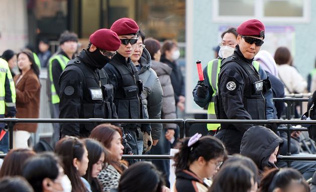 공연장 객석 수색하는 경찰특공대