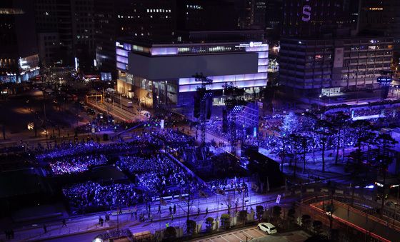 광화문광장은 보랏빛