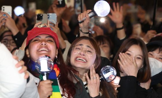 BTS 공연에 환호하는 아미들