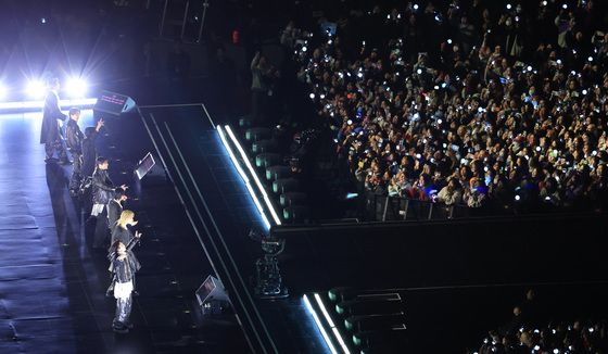 아미 앞에 완전체 모습 선보인 BTS