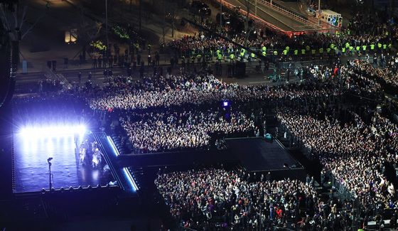 화려한 컴백 무대 선보인 BTS