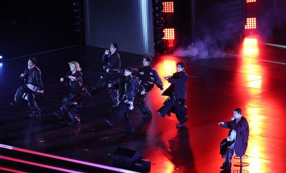 의자에 앉은채 무대이어가는 RM