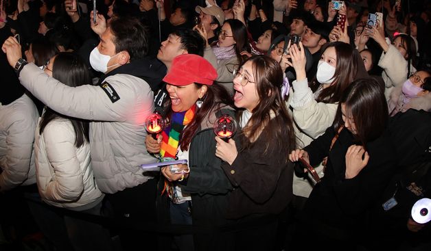 BTS 컴백 공연에 환호하는 아미들