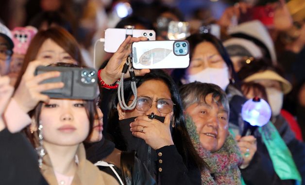 BTS를 담는 아미와 시민들