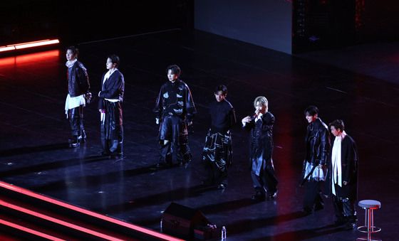 광화문에 뜬 BTS 완전체 무대