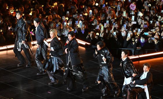 BTS의 열정적인 컴백 무대