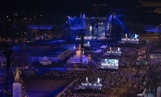 서울 한복판 밝힌 BTS 공연