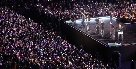 광화문에 뜬 BTS 완전체