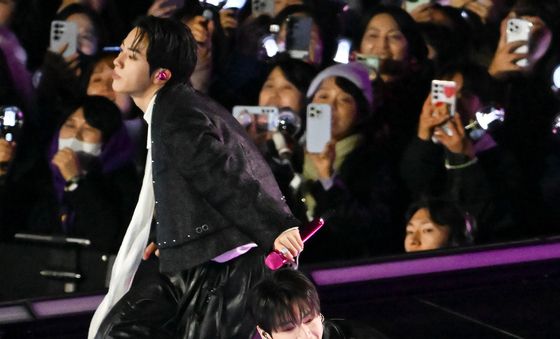 BTS 정국-진,'신나는 컴백 무대'