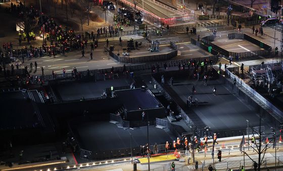 아미 귀가 후 무대 정리하는 관계자들