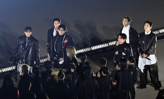 박수를 받으며 왕의 길을 걸어오는 BTS