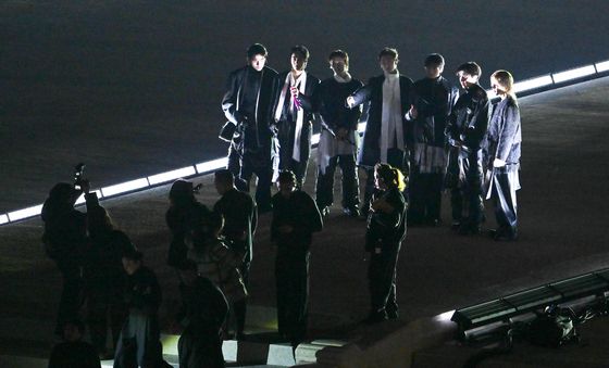 어둠 속에서 왕의 길을 밟으며 걸어오는 BTS