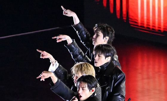 BTS의 강렬한 컴백 무대