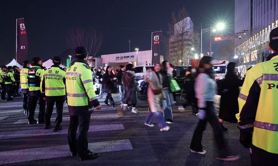 BTS 공연 후 안전한 귀갓길 안내하는 경찰