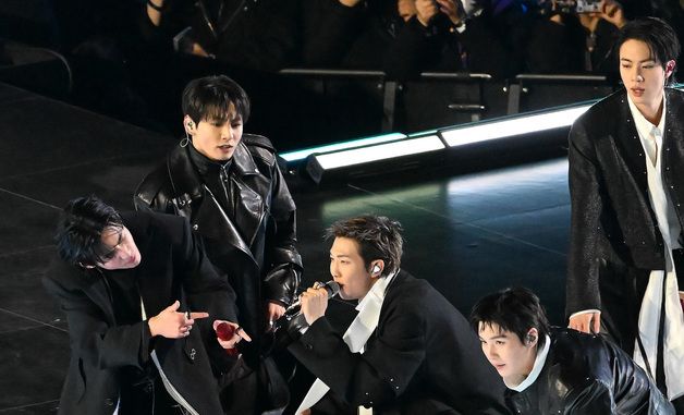 BTS RM,'부상으로 의자에 앉아서 열창'