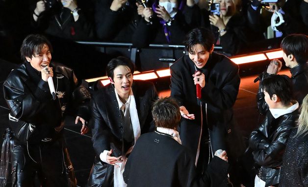 BTS 제이홉·진·뷔,'RM을 둘러싸고'