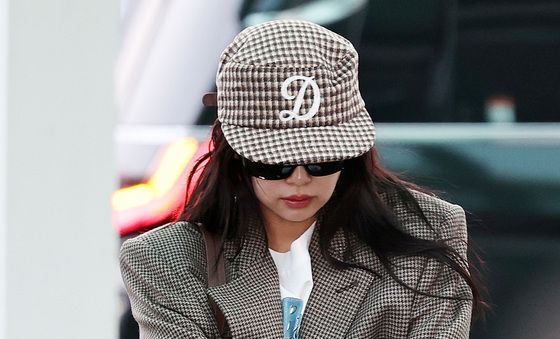 출국하는 제니 '시크하게'