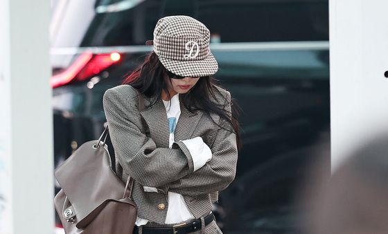 출국하는 제니 '추워요'