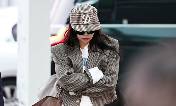 출국하는 제니 '숨길 수 없는 매력'