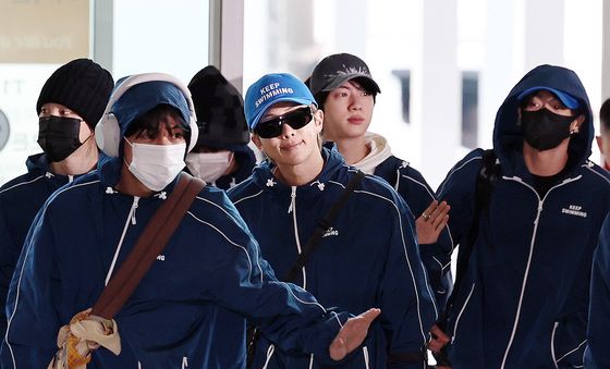 목발 짚고 출국하는 RM