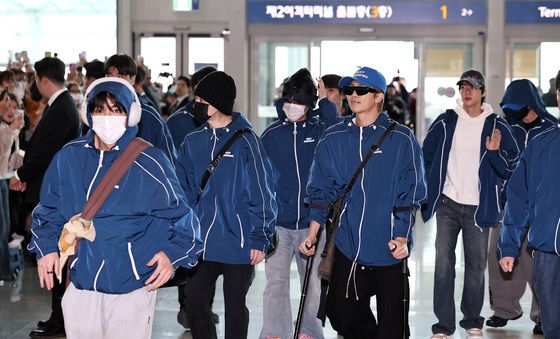 출국하는 BTS '또 만나요'