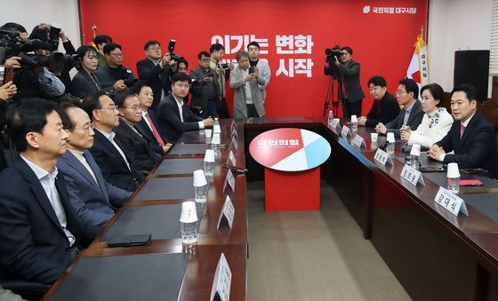 국민의힘 대구 지역의원과 마주한 장동혁