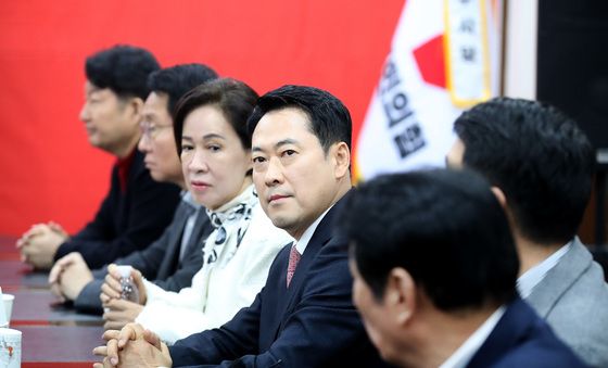 긴급회의 참석한 장동혁 대표