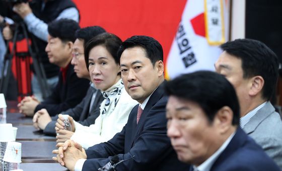 긴급회의 참석한 장동혁 대표