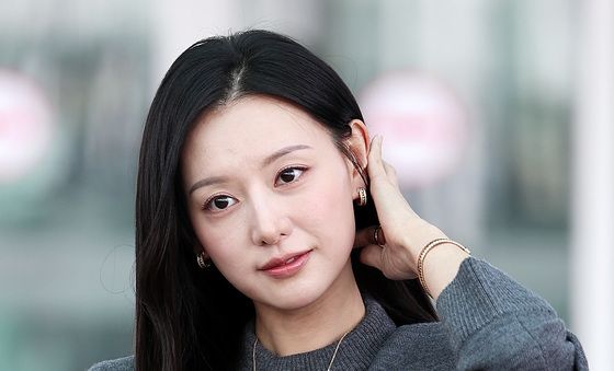 머리 넘기는 김지원