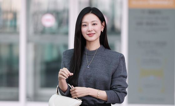 공항 도착한 김지원