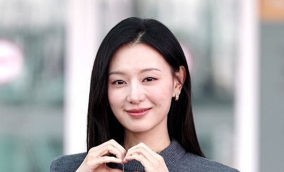 김지원 '하트 발사'