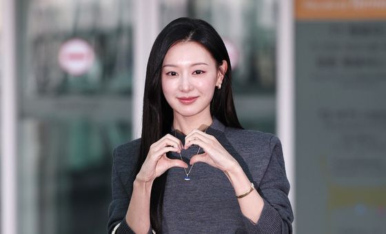 김지원 '촉촉한 손하트'