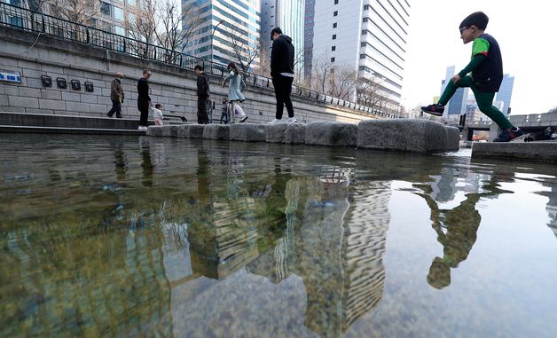 세계 물의 날 맞아 서울 도심 청계천 즐기는 관광객들