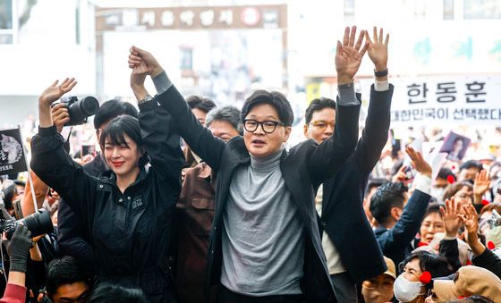지지자들에게 인사하는 한동훈-배현진